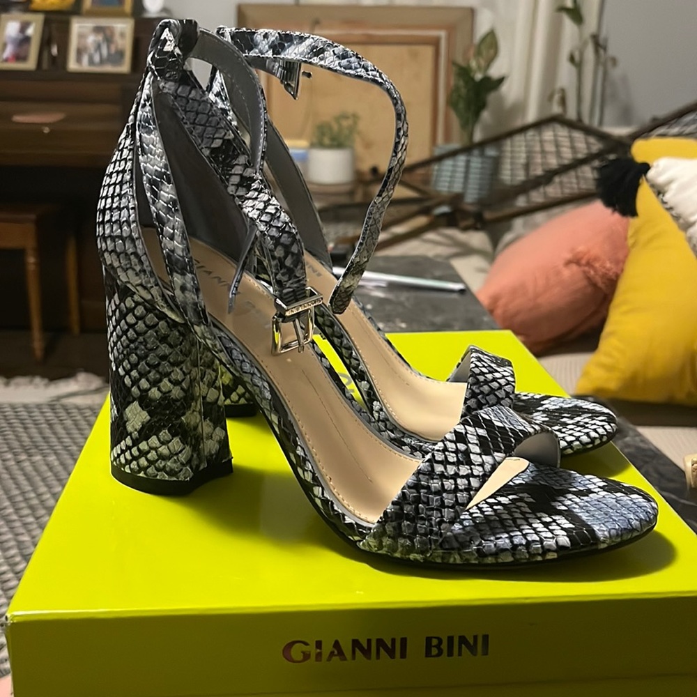 Gianni bini linyanne blue heels